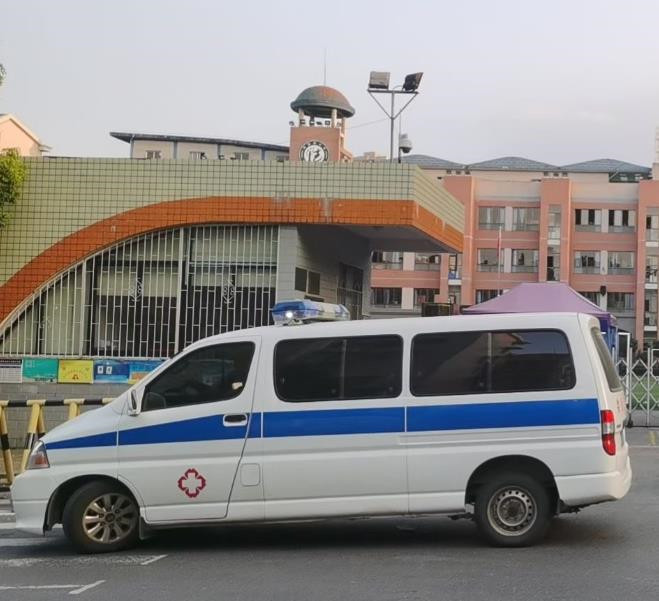 靖江救护车出租护送骨折病人一公里多少钱